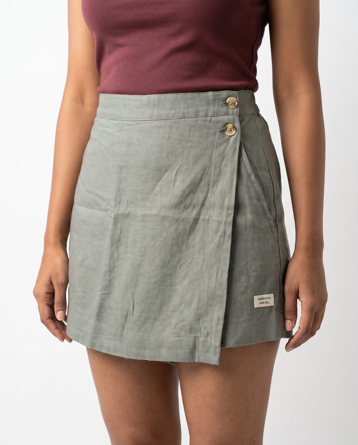 Grey linen skort with pockets, front close-up on model
