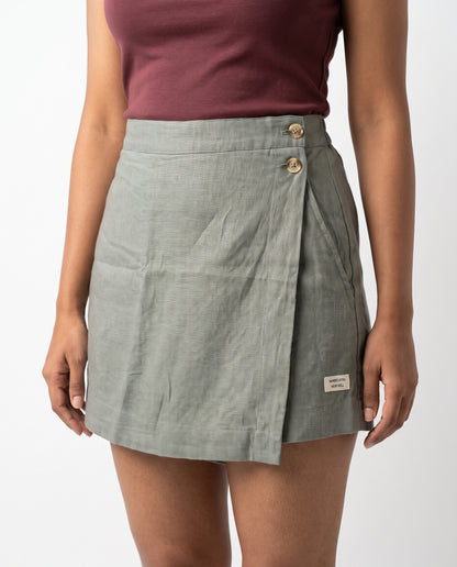 Grey linen skort with pockets, front close-up on model