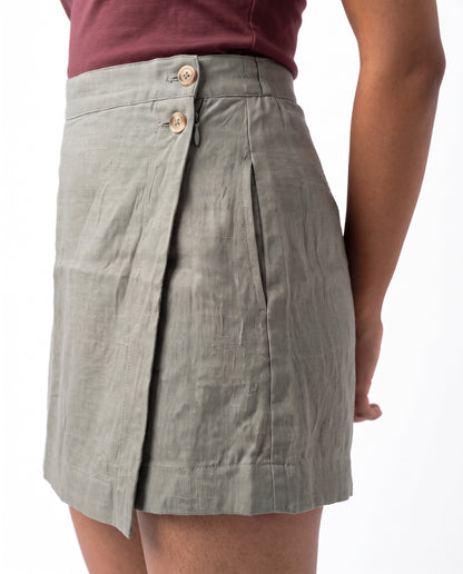 Grey linen skort with pockets, close-up of the two buttons