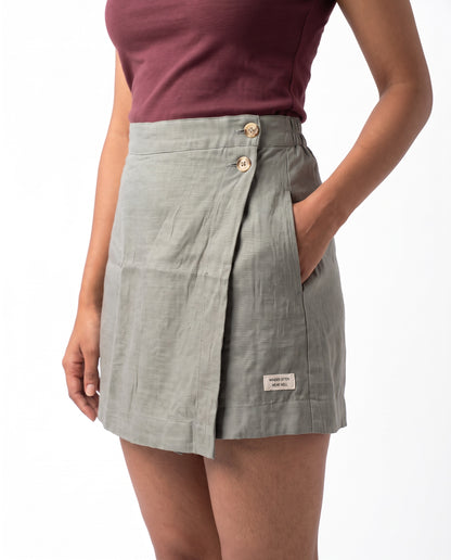 Grey linen skort with pockets, close-up of the deep side pocket