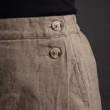 Taupe linen skort with pockets, close-up of the two buttons