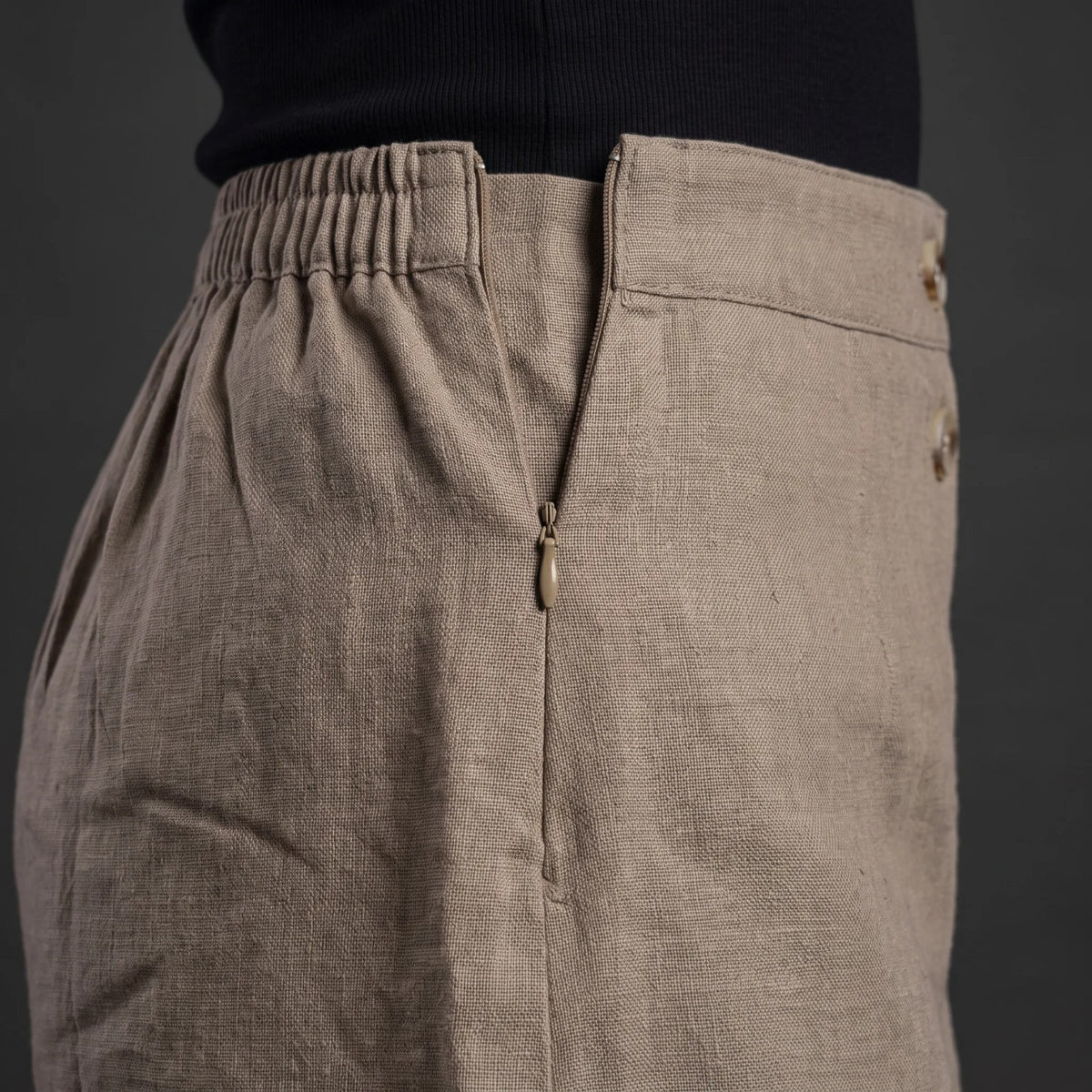 Taupe linen skort with pockets, close-up of the half-elastic waist and hidden zip